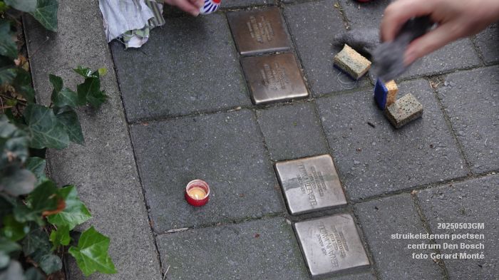 DSC01849- struikelstenen poetsen - 3mei2025 -  foto GerardMontE web