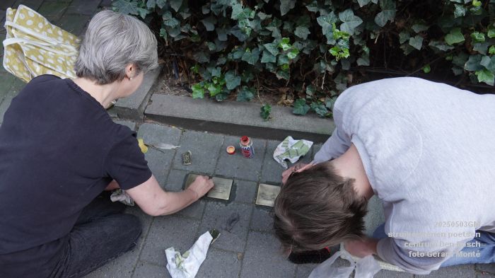 DSC01858- struikelstenen poetsen - 3mei2025 -  foto GerardMontE web