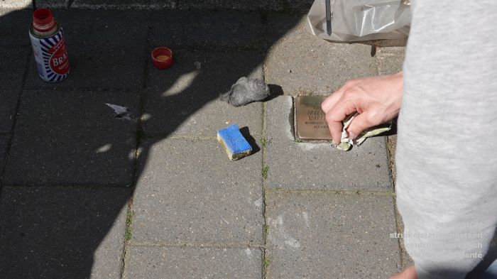 DSC01891- struikelstenen poetsen - 3mei2025 -  foto GerardMontE web