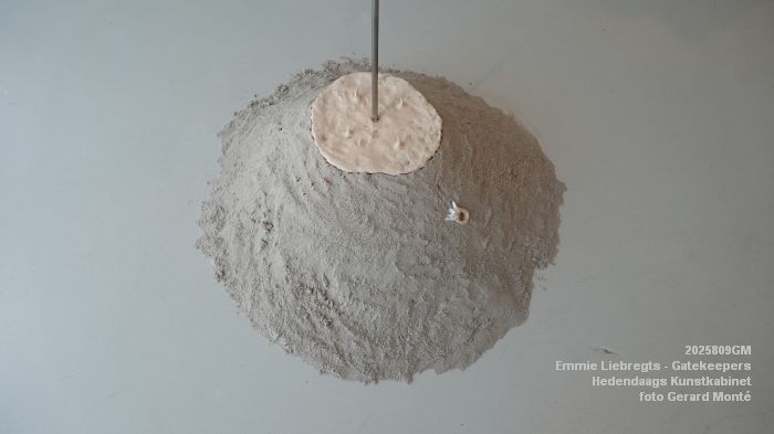 DSC02095- Emmie Liebregts - Gatekeepers - Hedendaags Kunstkabinet - 9augi2025 -  foto GerardMontE