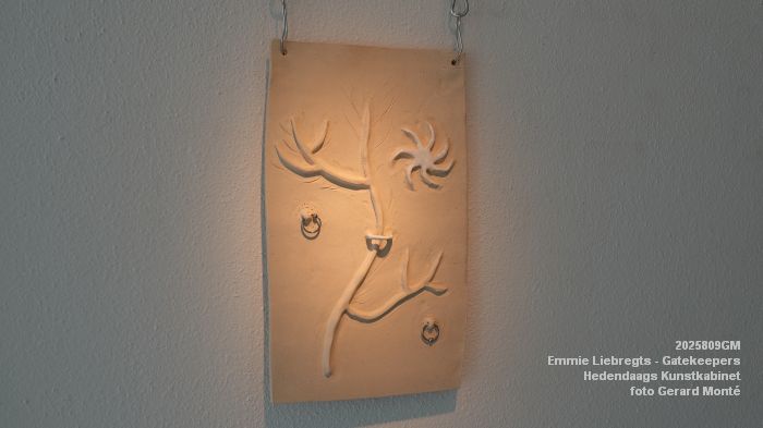 DSC02100- Emmie Liebregts - Gatekeepers - Hedendaags Kunstkabinet - 9augi2025 -  foto GerardMontE