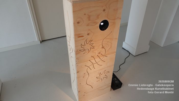 DSC02104- Emmie Liebregts - Gatekeepers - Hedendaags Kunstkabinet - 9augi2025 -  foto GerardMontE