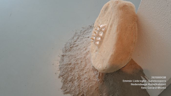 DSC02109- Emmie Liebregts - Gatekeepers - Hedendaags Kunstkabinet - 9augi2025 -  foto GerardMontE