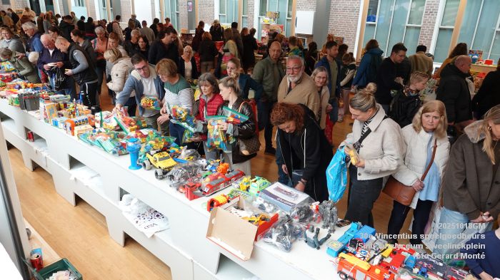 DSC09724- 30e Vincentius speelgoedbeurs in Sint-Janslyceum Sweelinckplein - 18okt2025 -  foto GerardMontE