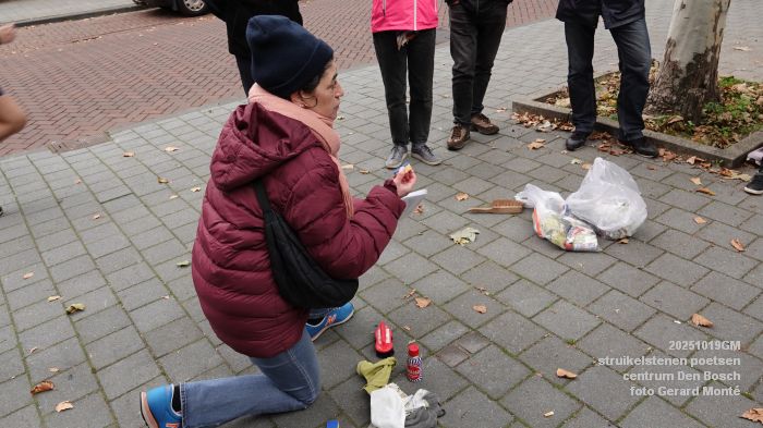 DSC09975- struikelstenen poetsen - centrum Den Bosch - 19okt2025 - foto GerardMontE DSC09975- struikelstenen poetsen - centrum Den Bosch - 19okt2025 - foto GerardMontE