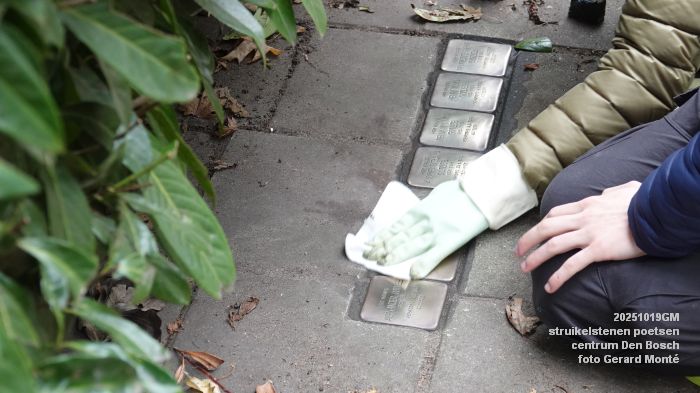 eDSC00009- struikelstenen poetsen - centrum Den Bosch - 19okt2025 -  foto GerardMontE