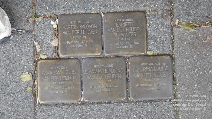 eDSC00035- struikelstenen poetsen - centrum Den Bosch - 19okt2025 -  foto GerardMontE