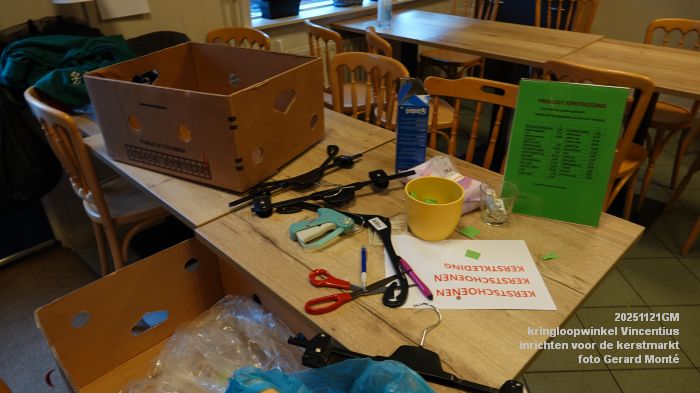 DSC02862- kringloopwinkel Vincentius - inrichten voor de kerstmarkt - 21nov2025 -  foto GerardMontE