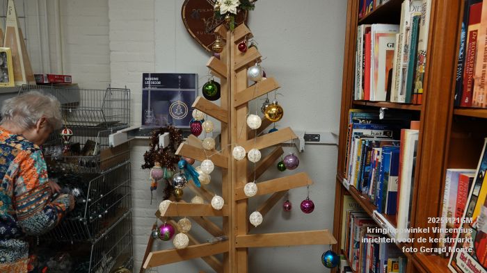 DSC02879- kringloopwinkel Vincentius - inrichten voor de kerstmarkt - 21nov2025 -  foto GerardMontE