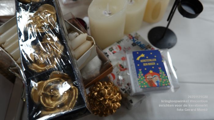 DSC02892- kringloopwinkel Vincentius - inrichten voor de kerstmarkt - 21nov2025 -  foto GerardMontE