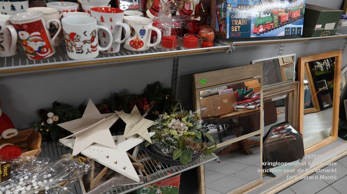 DSC02895- kringloopwinkel Vincentius - inrichten voor de kerstmarkt - 21nov2025 -  foto GerardMontE