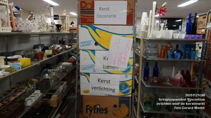 DSC02904- kringloopwinkel Vincentius - inrichten voor de kerstmarkt - 21nov2025 -  foto GerardMontE