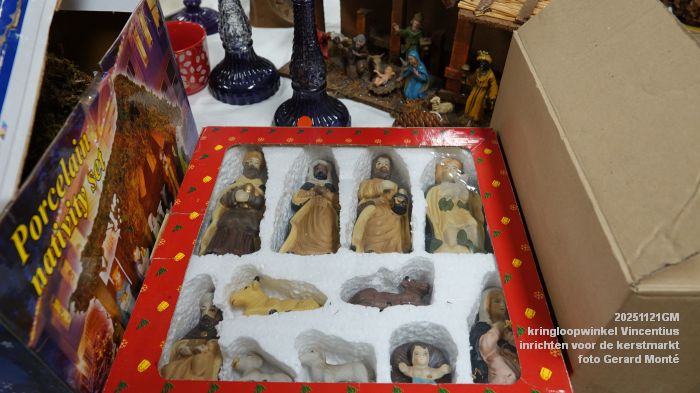 DSC02918- kringloopwinkel Vincentius - inrichten voor de kerstmarkt - 21nov2025 -  foto GerardMontE