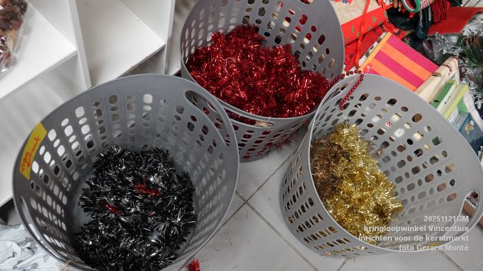 DSC02919- kringloopwinkel Vincentius - inrichten voor de kerstmarkt - 21nov2025 -  foto GerardMontE
