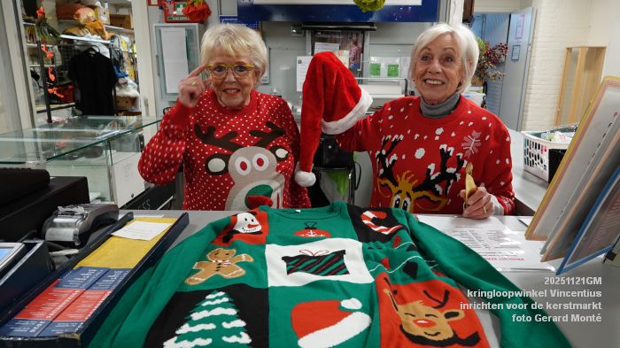 DSC02931- kringloopwinkel Vincentius - inrichten voor de kerstmarkt - 21nov2025 -  foto GerardMontE