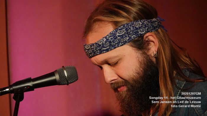 DSC05131-  Veertiende Songday wwh - het Gitaarmuseum - Sem Jansen en Leif de Leeuw - 7dec2025 -  foto GerardMontE