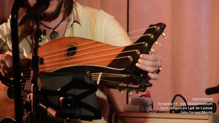 DSC05149-  Veertiende Songday wwh - het Gitaarmuseum - Sem Jansen en Leif de Leeuw - 7dec2025 -  foto GerardMontE