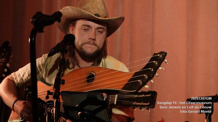 DSC05152-  Veertiende Songday wwh - het Gitaarmuseum - Sem Jansen en Leif de Leeuw - 7dec2025 -  foto GerardMontE