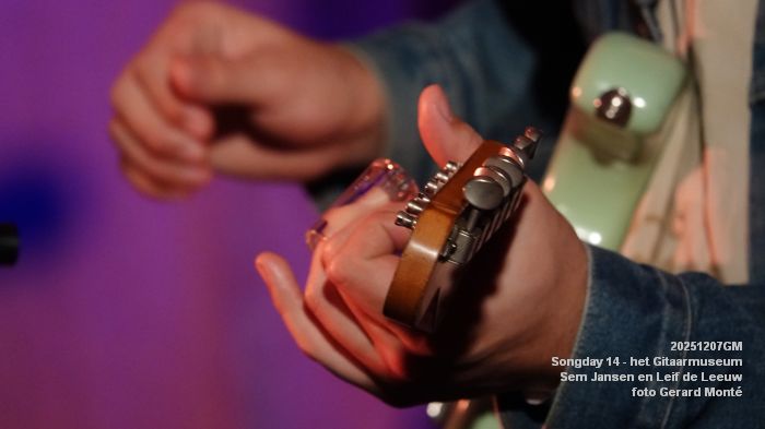 DSC05165-  Veertiende Songday wwh - het Gitaarmuseum - Sem Jansen en Leif de Leeuw - 7dec2025 -  foto GerardMontE