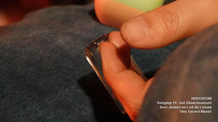 DSC05169-  Veertiende Songday wwh - het Gitaarmuseum - Sem Jansen en Leif de Leeuw - 7dec2025 -  foto GerardMontE