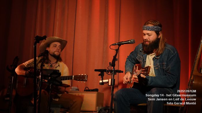 DSC05182-  Veertiende Songday wwh - het Gitaarmuseum - Sem Jansen en Leif de Leeuw - 7dec2025 -  foto GerardMontE