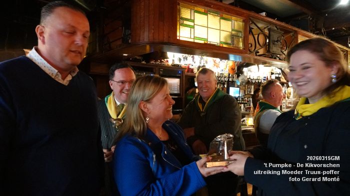 DSC01630- Pumpke - Toekenning van de Moeder Truus-poffer aan stg Drie koningen - 15mrt2026 - foto GerardMontE DSC01630- Pumpke - Toekenning van de Moeder Truus-poffer aan stg Drie koningen - 15mrt2026 - foto GerardMontE