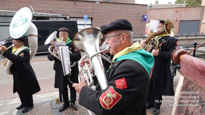 DSC08656- De Kikvorschen spelen - bij een nieuwe supermarkt Tolbrugstraat - 19sep2026 - foto GerardMontE DSC08656- De Kikvorschen spelen - bij een nieuwe supermarkt Tolbrugstraat - 19sep2026 - foto GerardMontE